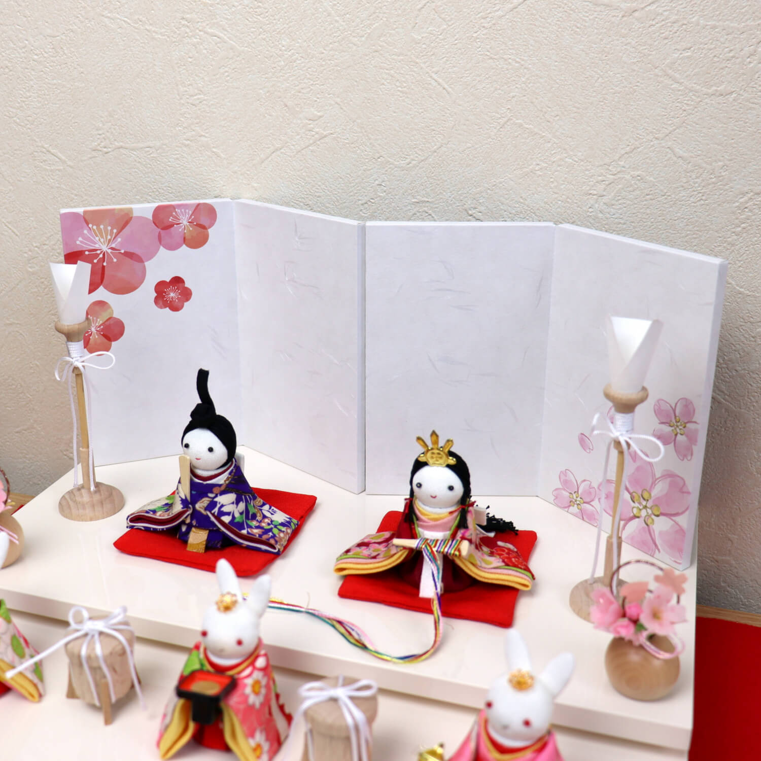 京都古布細工 正絹十人飾り 三段塗台(アイボリー) 梅桜屏風 木製 京都古布細工 正絹十人飾り 三段塗台(アイボリー) 梅桜屏風 木製
