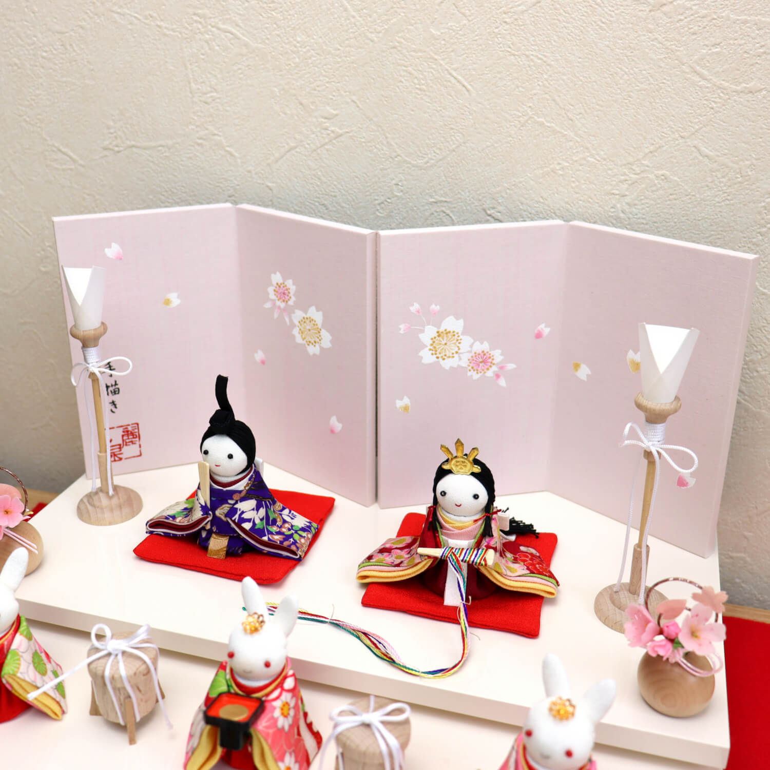 !超美品再入荷品質至上! 増村限定品 京都古布細工 正絹十人飾り 三段塗台(アイボリー) 手描き桜屏風 木製燭台 貝桶 ナチュラル丸玉桜 ひな人形 雛人形 小さな 10人 京人形 ちりめん…