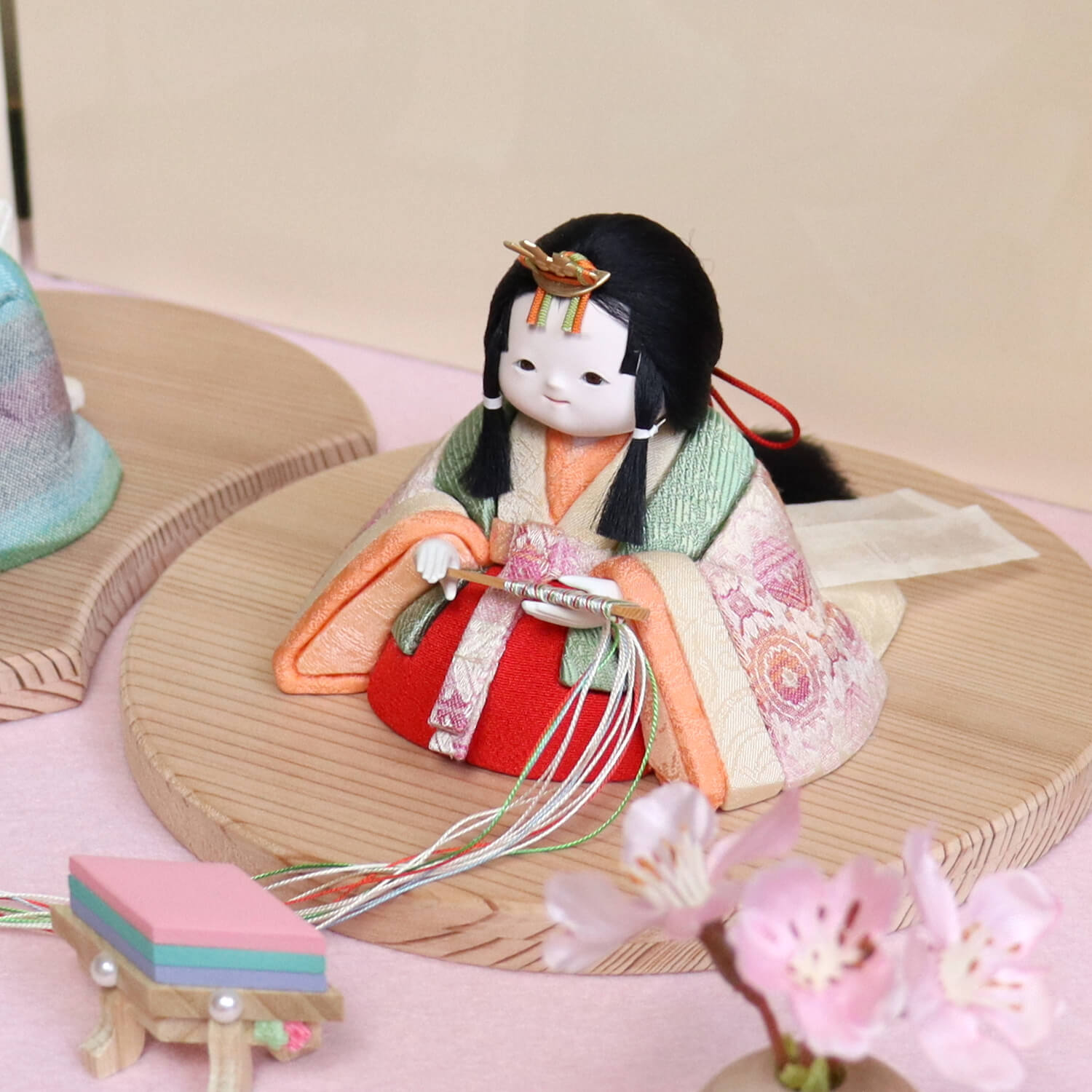 増村限定品】幸一光作 「華」 ぼかし 正絹西陣織 螺鈿七宝屏風 木製燭台 丸玉桜 ピンク紐 木製菱餅 国産杉製月飾台(大) ピンク毛氈飾 ひな人形  雛人形 栞 小雪 山桜桃 ゆすら 杏 しおり 木目込み人形 コンパクト ひな人形 五月人形の増村人形店