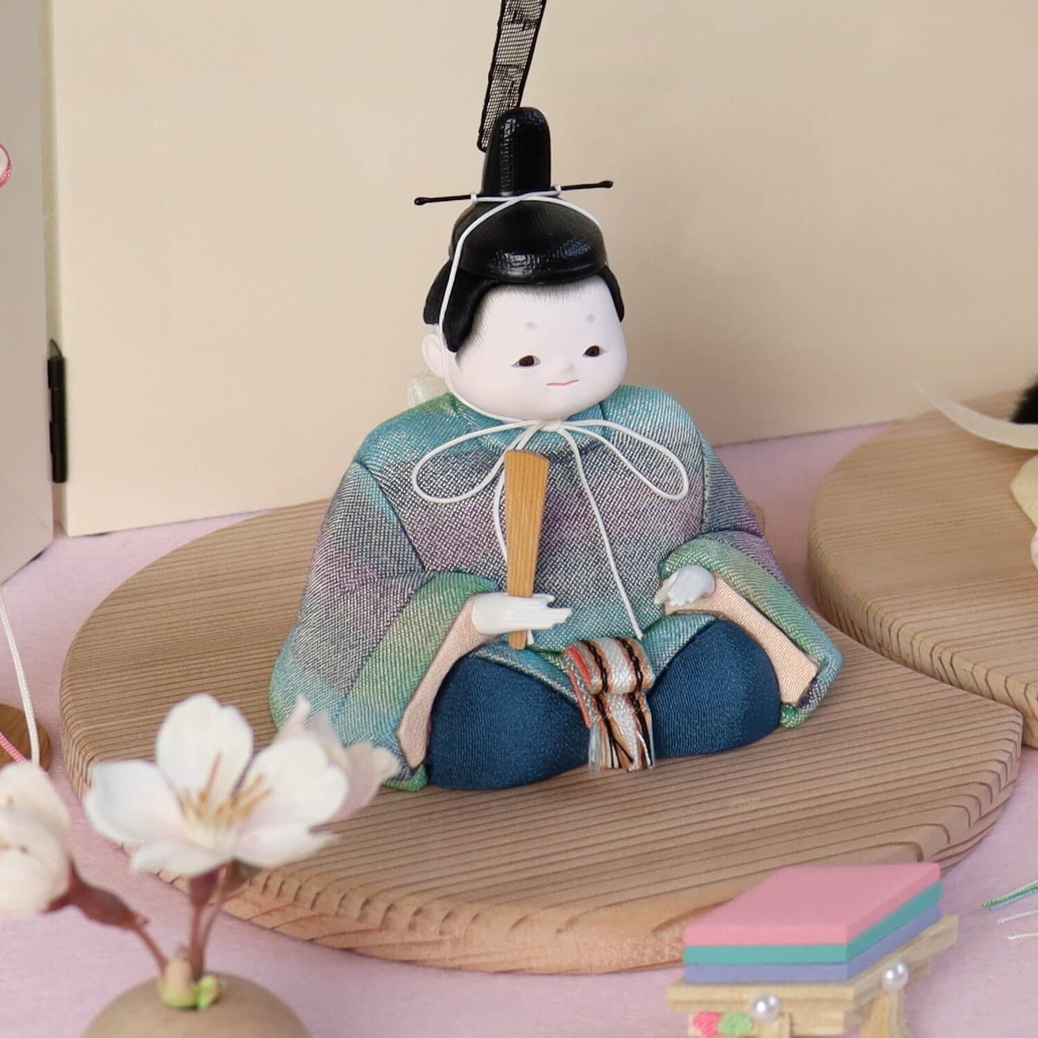 増村限定品】幸一光作 「華」 ぼかし 正絹西陣織 螺鈿七宝屏風 木製燭台 丸玉桜 ピンク紐 木製菱餅 国産杉製月飾台(大) ピンク毛氈飾 ひな人形  雛人形 栞 小雪 山桜桃 ゆすら 杏 しおり 木目込み人形 コンパクト ひな人形 五月人形の増村人形店