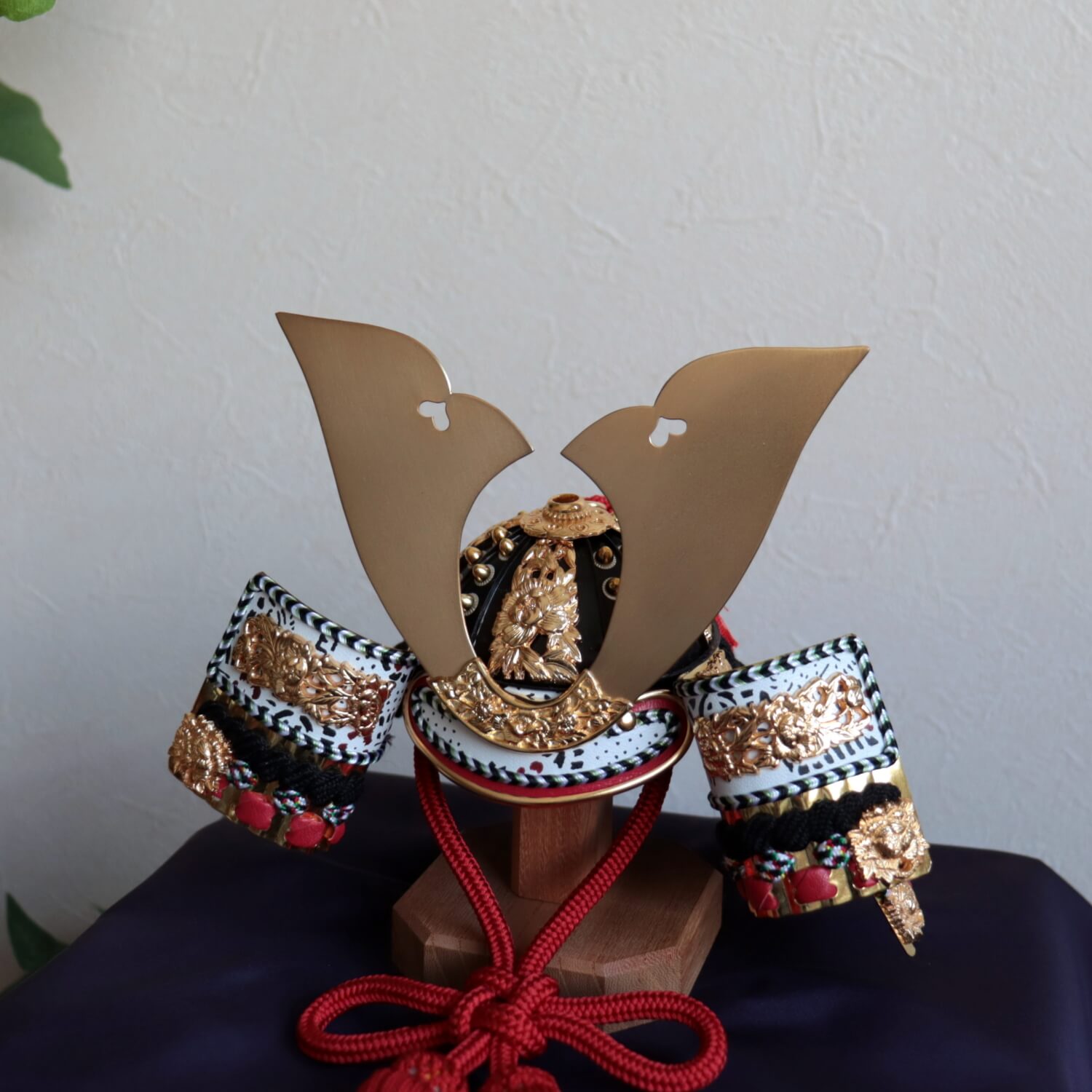 京都・粟田口清信作 京8号 黒糸(茜忍び) 本金箔押小札 梨地消金大鍬形 京製唐櫃 屏風本仕立四曲箔押金屏風 増村人形店 五月人形 京都・粟田口清信作 京8号 黒糸(茜忍び) 本金箔押小札 梨地消金大鍬形