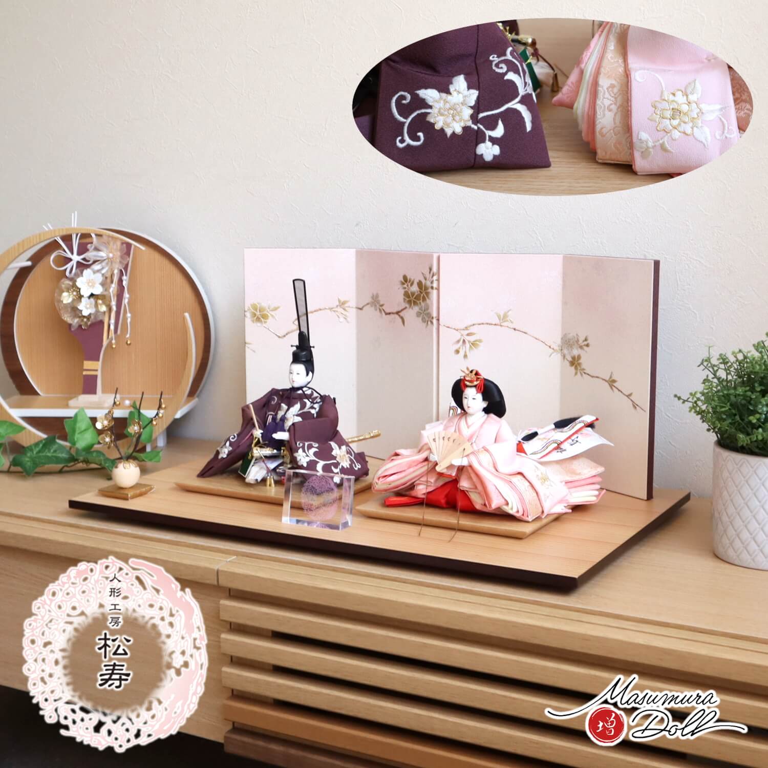 新作 小出松寿 作 正絹刺繍12番 京刺繍「唐花」 頭師：市川伯英 桜ぼかし金銀桜屏風 クリアフラワーゴールド梅 ナチュラル杉製平台 木手 無地扇  小豆色 10002687 ひな人形 五月人形の増村人形店