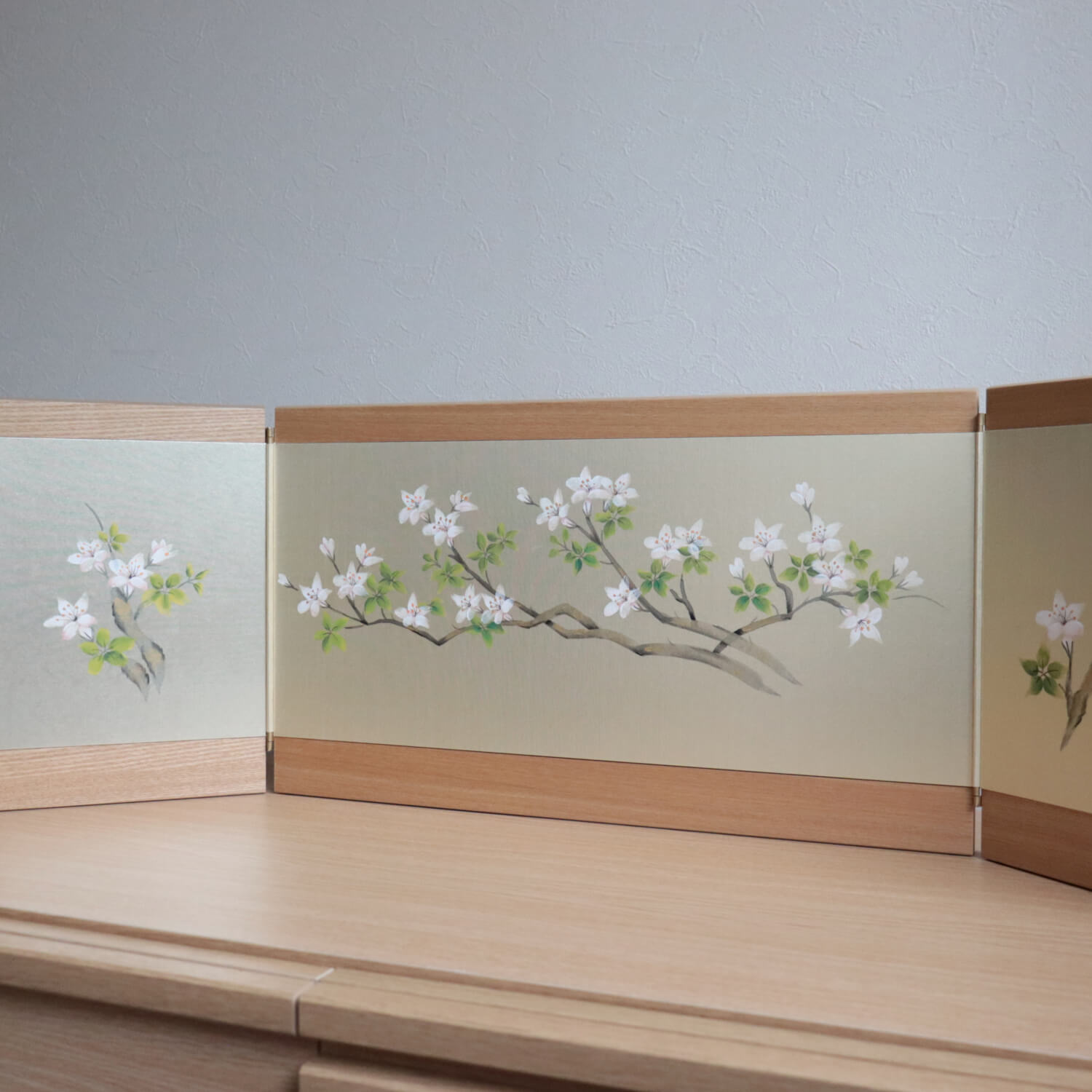 桜と花の美しい刺繍が施された屏風 桜花図屏風 - 東京国立近代美術館