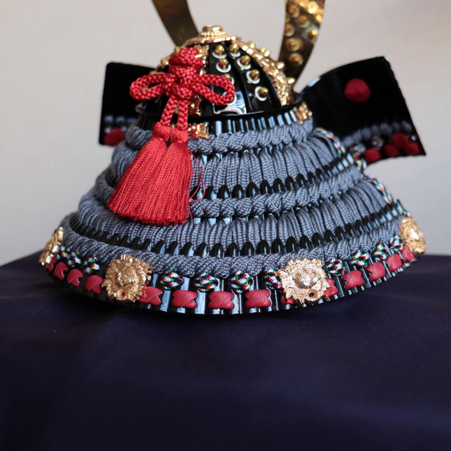 京都・粟田口清信作 京8号 黒糸(茜忍び) 本金箔押小札 梨地消金大鍬形 京製唐櫃 屏風本仕立四曲箔押金屏風 増村人形店 五月人形 京都・粟田口清信作 京8号 黒糸(茜忍び) 本金箔押小札 梨地消金大鍬形