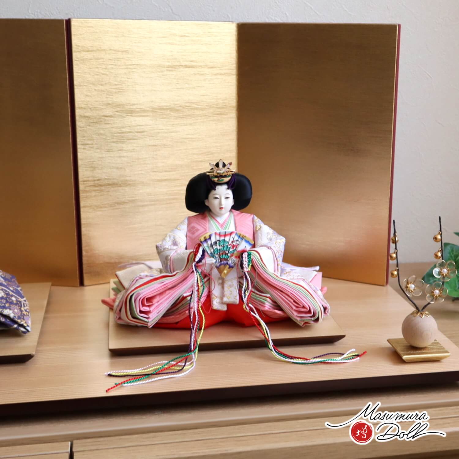 新作 伝統工芸士・清水光雲監修 春光作 25号 芥子 菊立涌グレーピンク 極上金襴 無地扇 ヒノキ枠屏風 本刺繍「ピンクぼかし雪輪リボン桜」コードレス手描き雪… 最新作 伝統工芸士・清水光雲監修 春光作 25号 芥子 極上金襴 「亀甲花