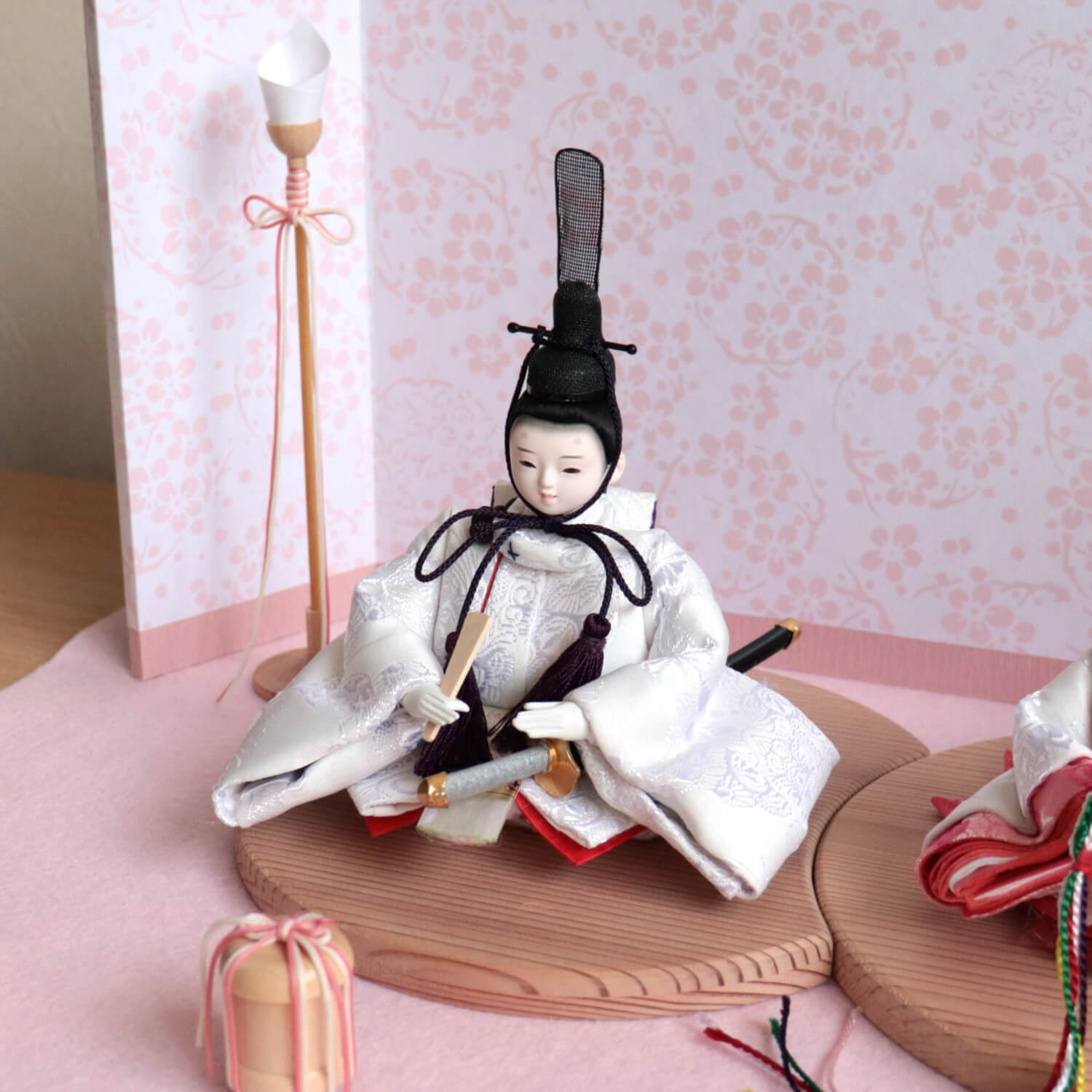 華峰作 柳三寸 西陣織 有職 ピンク唐草 京からかみ屏風「桃色ライン梅丸」木製燭台 貝桶 丸玉桜 ピンク紐 国産杉製月飾台(大) 増村人形店