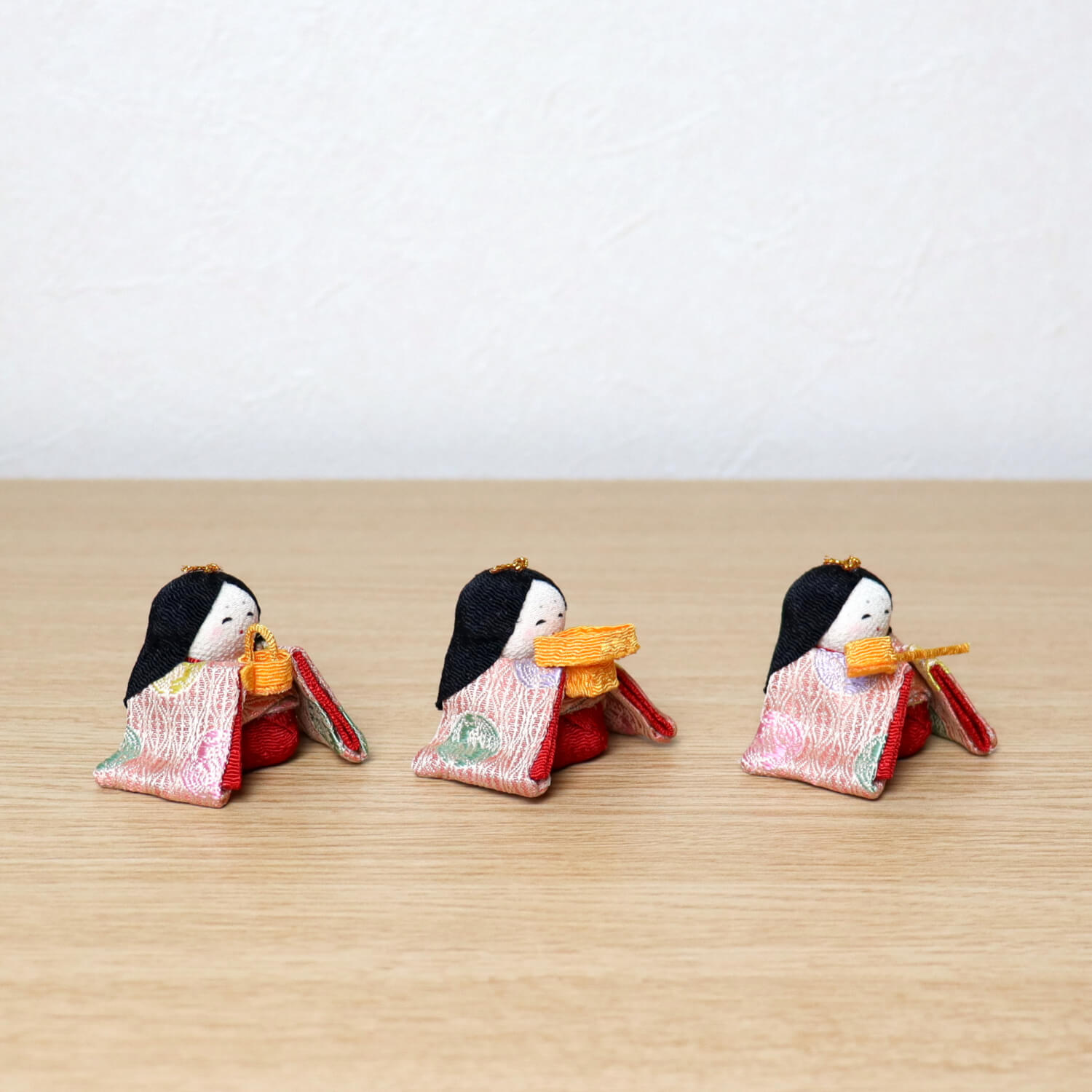 京都ちりめん細工 五人飾り 京製正絹西陣織 ☆ 国産桜梅屏風 木製白