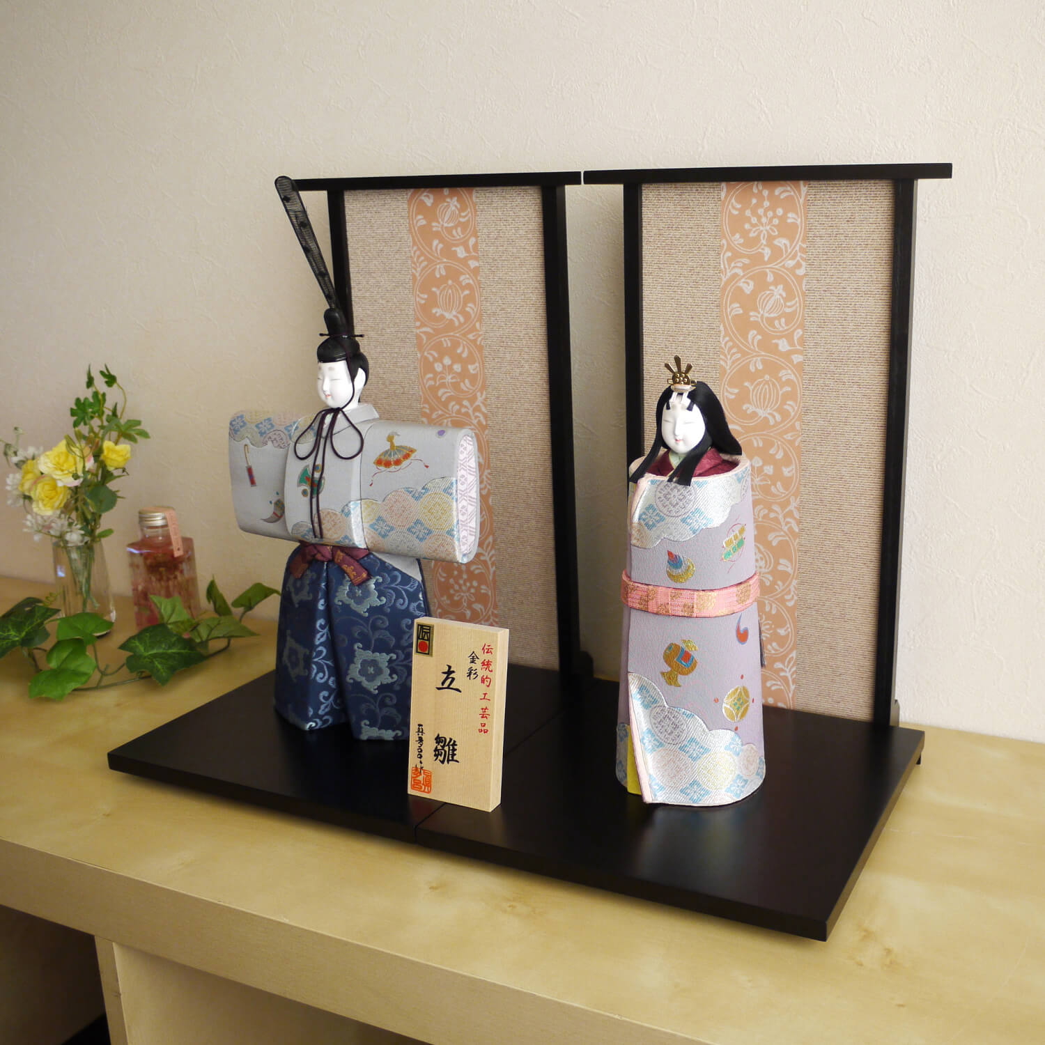 伝統的工芸品 三世・金林真多呂作 伝産・春陽立雛 金彩宝づくし
